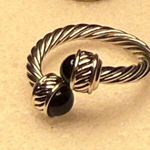 cable bypass sterling Silver and Black onyx Twisted Ring . 7